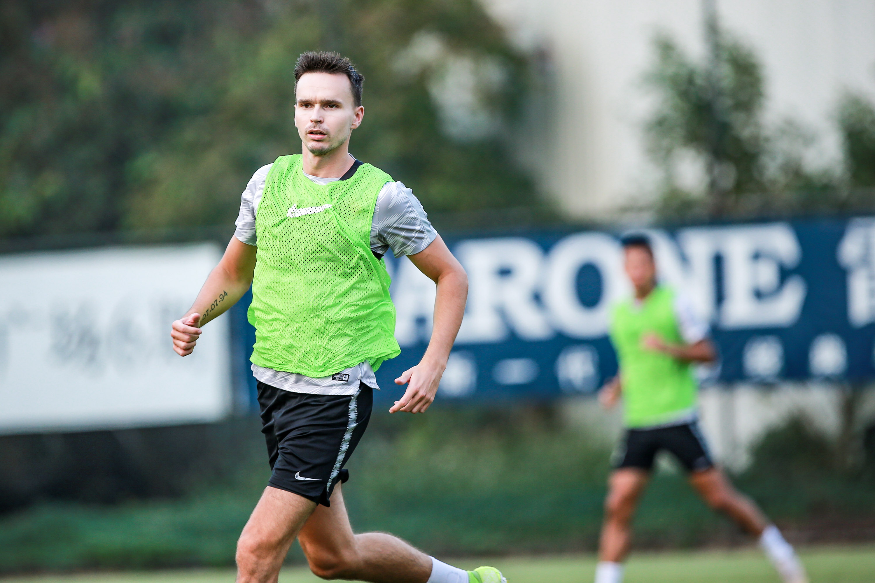 Kaiyun注册平台 里尔训练开放日，关键战远射贴柱引观众欢呼，欧洲杯在即，医务组通报恢复